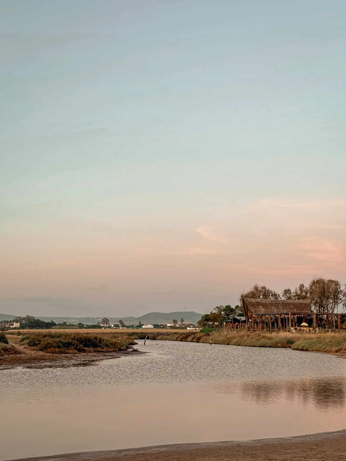 Imagen del río durante el atardecer.