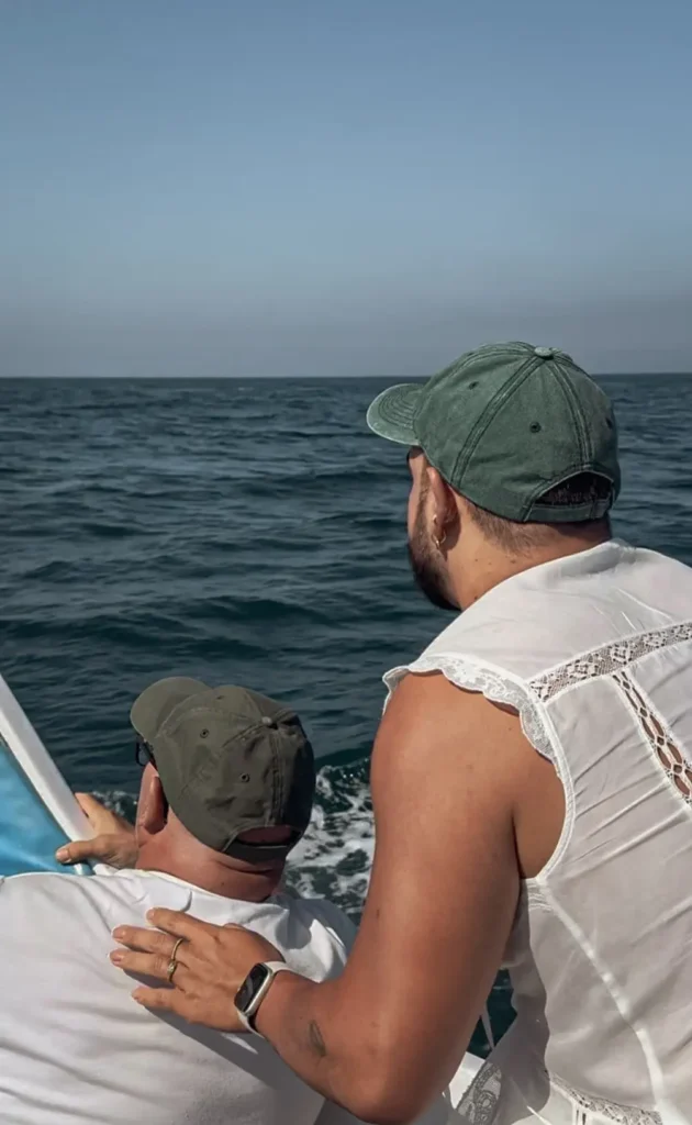 Padre e hijo en un paseo en barco.